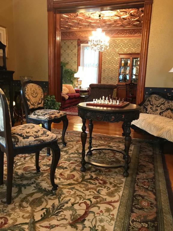 - un salon avec une table et des chaises dans l'établissement The Nauvoo Grand Bed & Breakfast, à Nauvoo