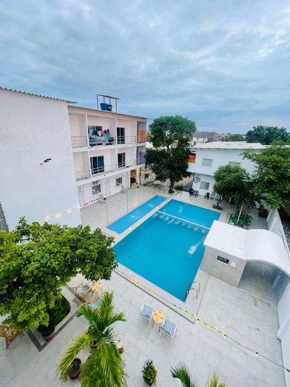 una vista aérea de una piscina en un edificio en Casa de Huéspedes Playas Arena, en Playas