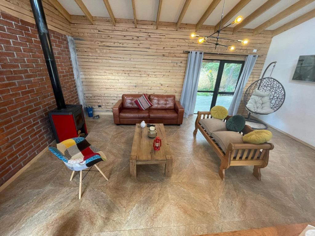 uma sala de estar com um sofá e uma mesa em Casa Divisadero en la Patagonia em Coihaique