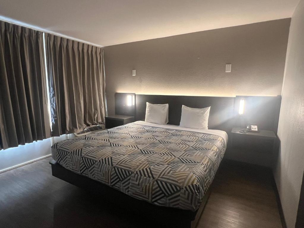 Postel nebo postele na pokoji v ubytování Motel 6 Glendale Phoenix