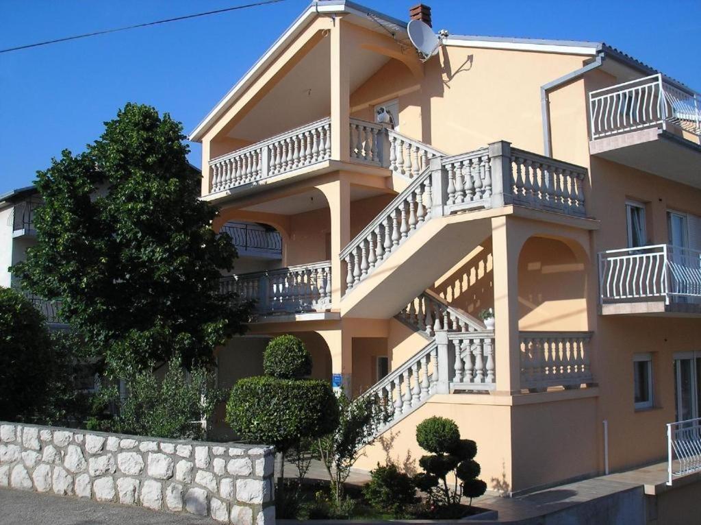 Apartments with parking space Novi Vinodolski - 20095