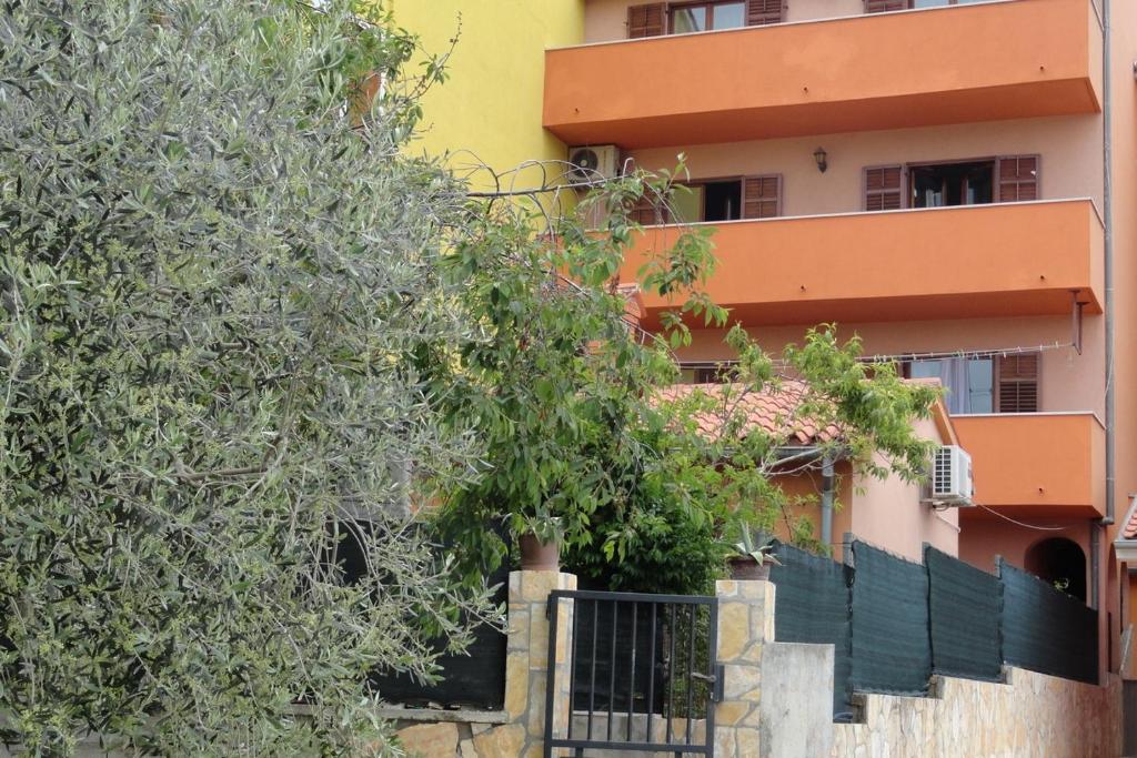 Apartments with parking space Pula - 20673