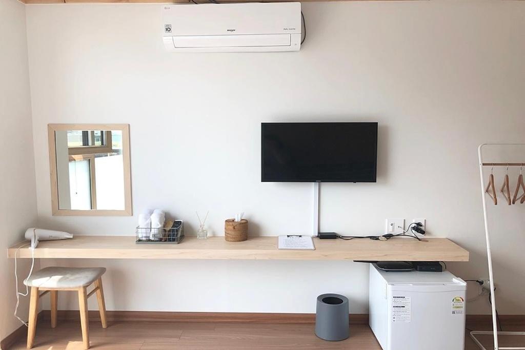 TV a/nebo společenská místnost v ubytování Cheukhu-dong 19street Guesthouse