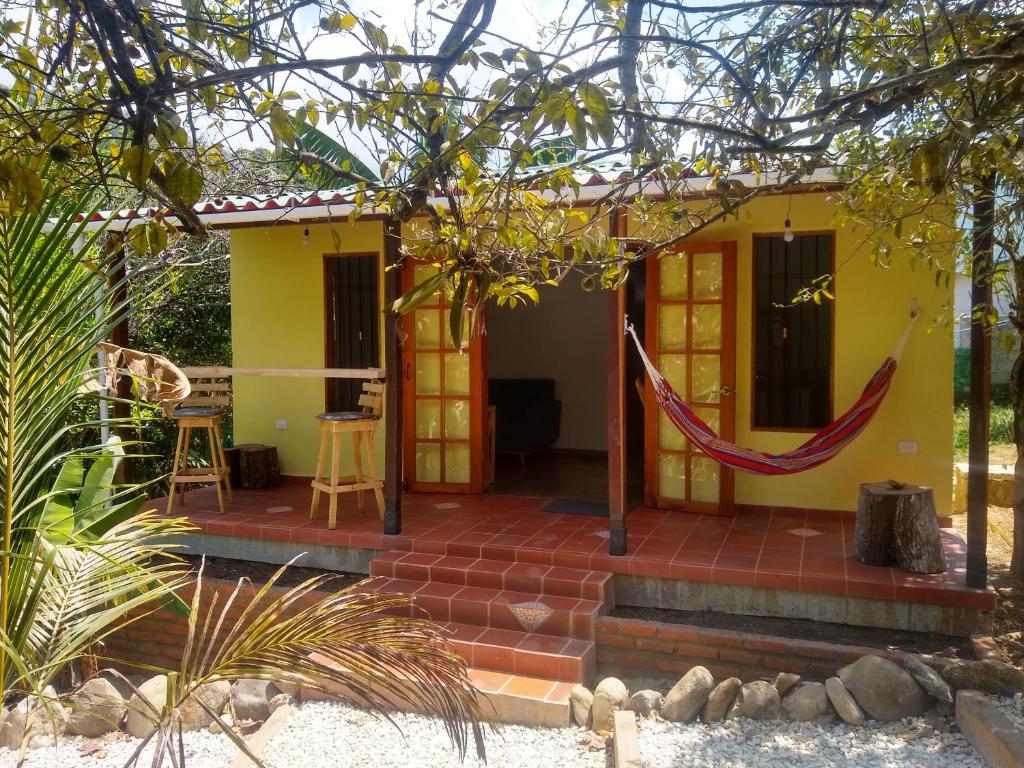 a small house with a yellow at Bosque Azul Picaflor in Minca