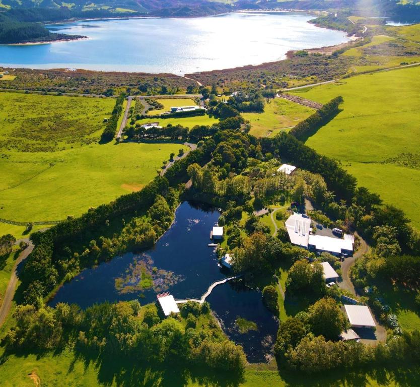 een luchtzicht op een huis en een meer bij The Lakes - Kai Iwi Lakes Exclusive Retreat in Kaihu
