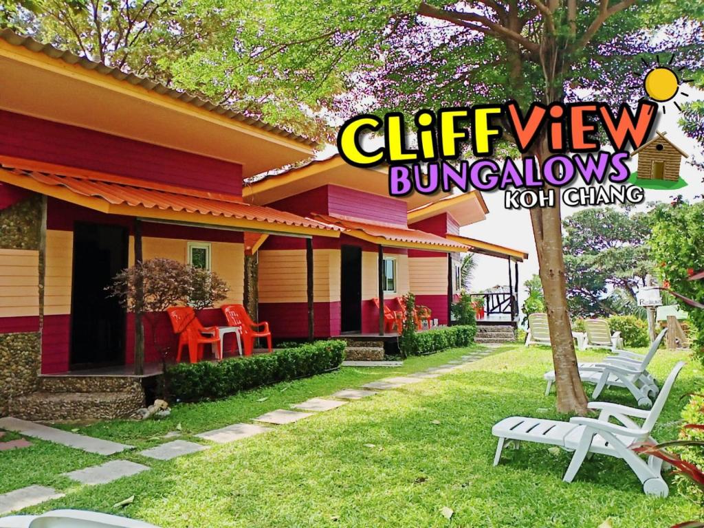 チャン島にあるCliff View Bungalowsの赤い椅子と庭のある家