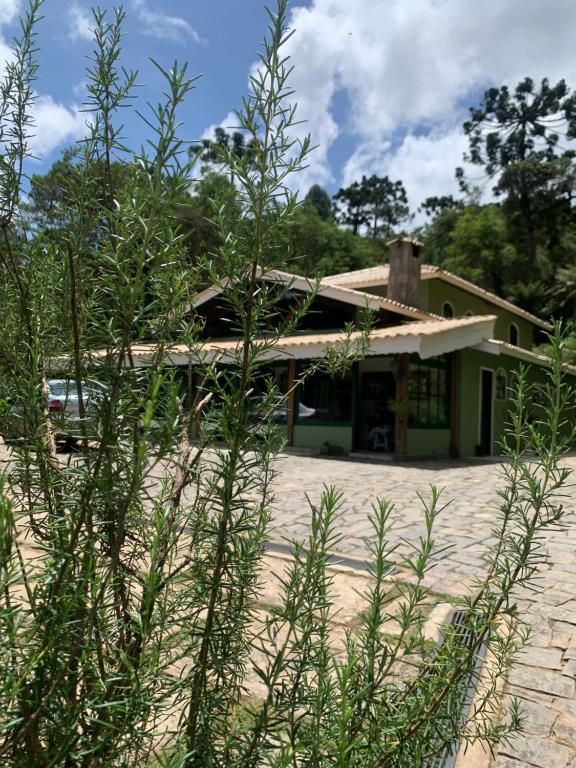 ein Haus mitten auf einem Feld in der Unterkunft Petite Maison - Dona Belandira in Campos do Jordão