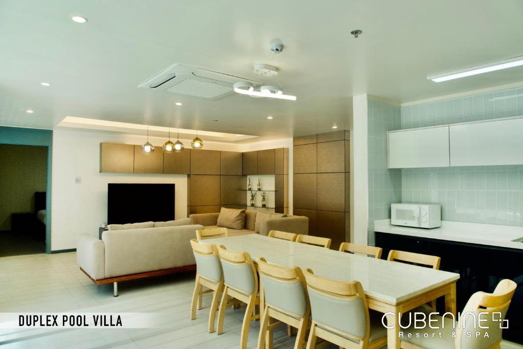 TV a/nebo společenská místnost v ubytování Cube9 Resort & Spa 큐브9 리조트 & 스파