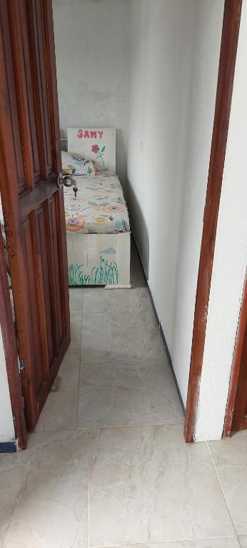 een kamer met een kamer met een bed en een deur bij HOSTAL ZAS in Mompos