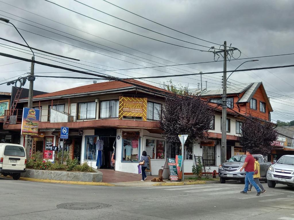 una tienda en la esquina de una calle en una ciudad en Umantü Hostel en Panguipulli