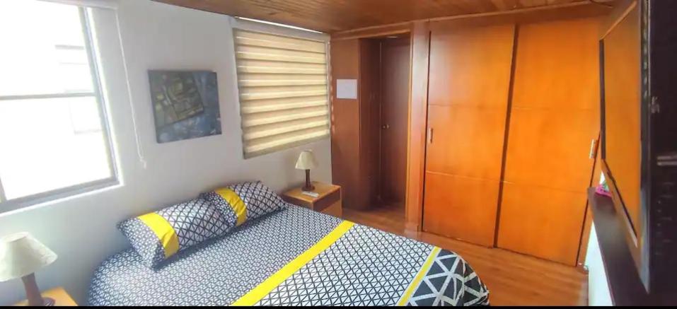 Ένα ή περισσότερα κρεβάτια σε δωμάτιο στο Habitación con Baño Privado Chapinero