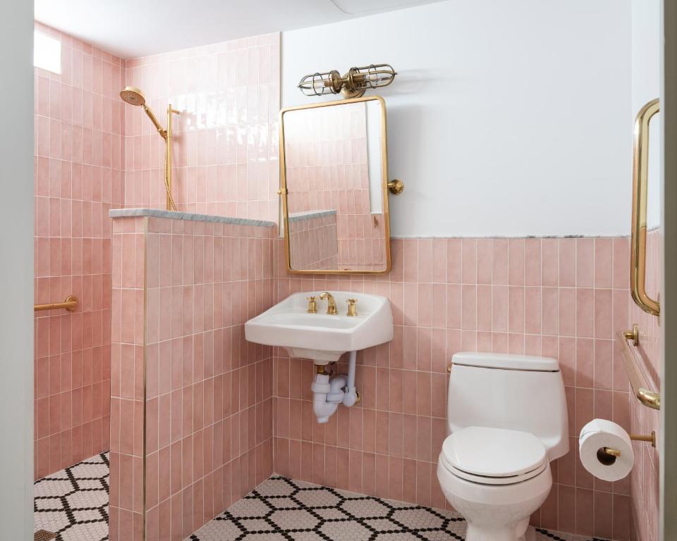 ARRIVE Wilmington - Queen Room - Disability Access