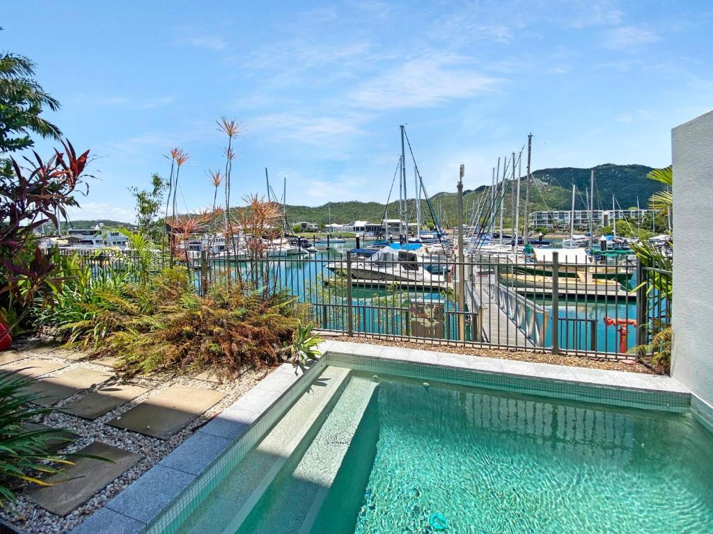 Blue on Blue Apartment 316 في خليج نيللي: حمام سباحة أمام مرسى به قوارب