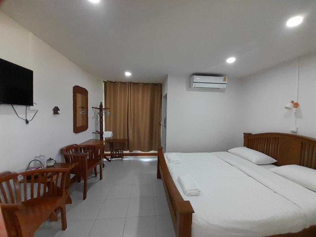 Postel nebo postele na pokoji v ubytování บ้านเพชรพวงเขาใหญ่