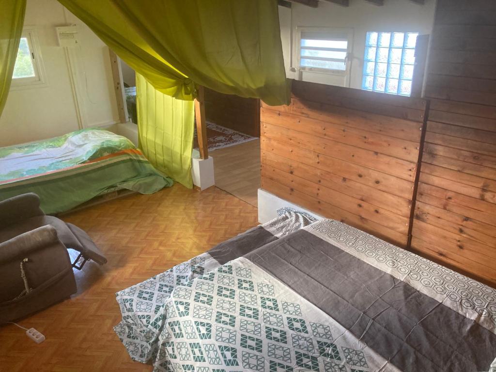 a room with a bedroom with a bed and a window at Citron vert in Port-Louis