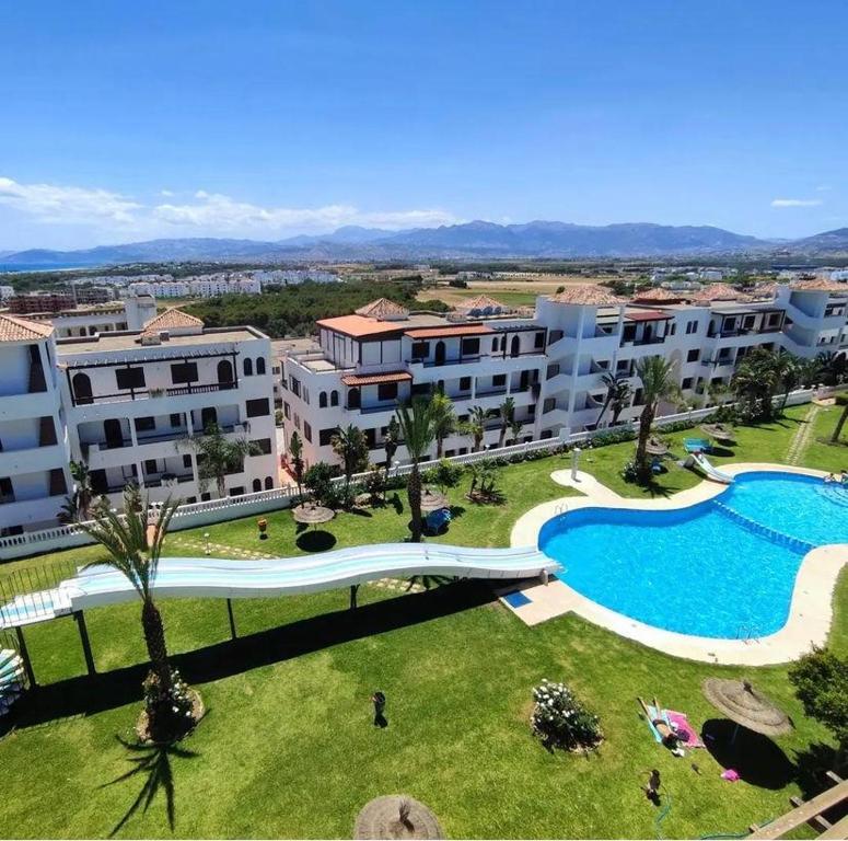 - une vue aérienne sur un complexe d'appartements avec une piscine dans l'établissement Entire apartement in Cabo Negro Family only, à Tetouan