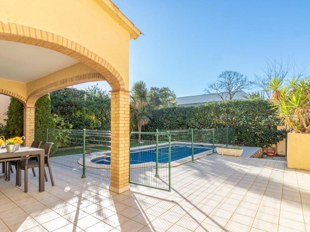 um pátio com uma cerca em redor de uma piscina em Casa Sant Pere Pescador, 4 dormitorios, 8 personas - ES-89-66 em Sant Pere Pescador