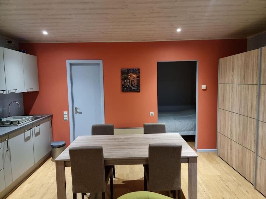 Kuchyň nebo kuchyňský kout v ubytování Le Rouge Gorge Curieux