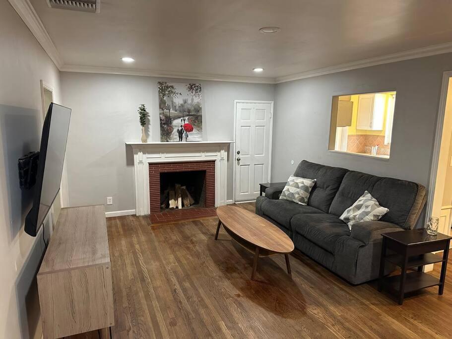uma sala de estar com um sofá e uma lareira em Los Angeles Home Located in Beautiful Pasadena em Pasadena