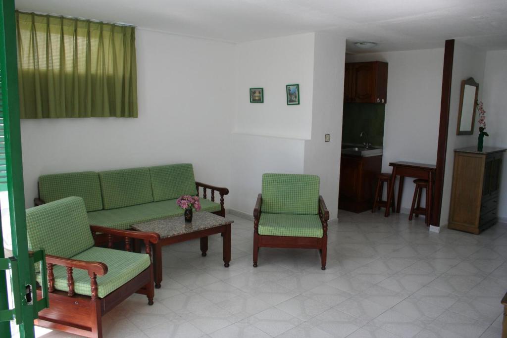 A seating area at Apartamentos Maba Playa