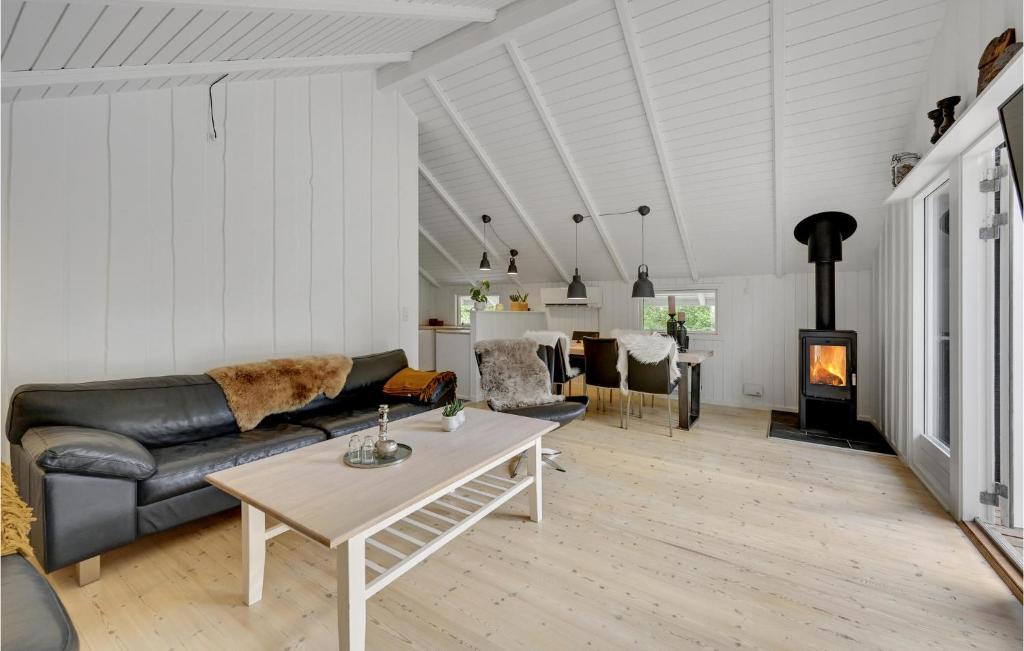 Posezení v ubytování Amazing Home In Oksbøl With Sauna