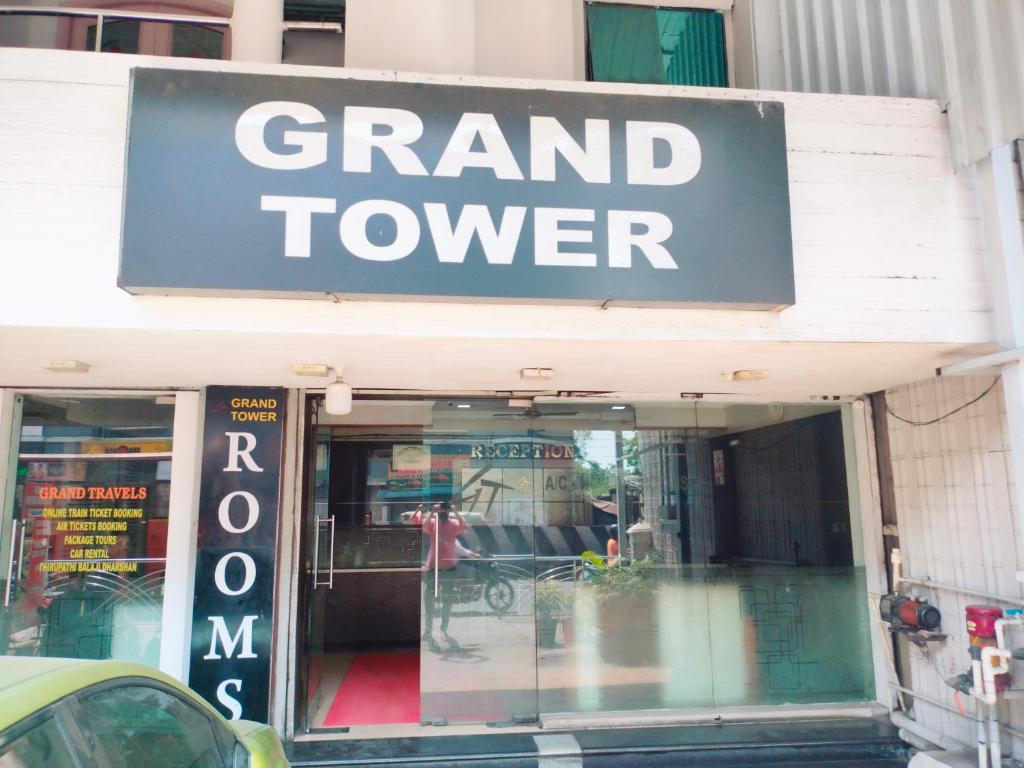 Una gran señal de torre frente a una tienda en Grand tower Chennai, en Chennai