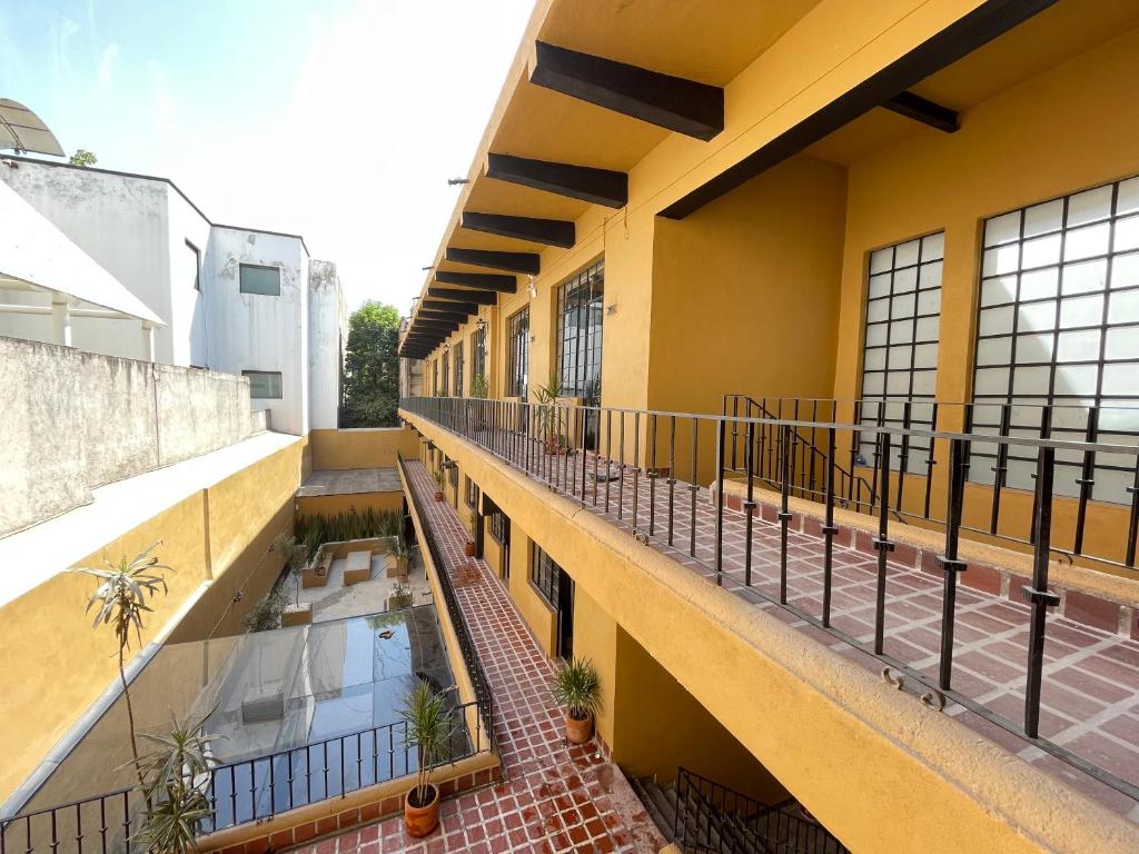 Elle offre une vue sur l'extérieur d'un bâtiment doté d'un balcon. dans l'établissement Colmena Centro, à Mexico