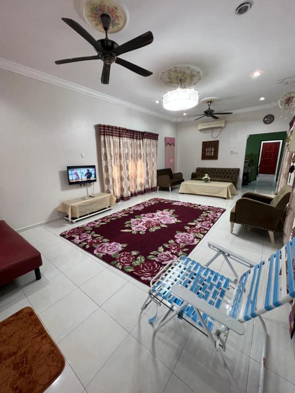 a living room with a large rug on the floor at Joe’s Homestay Raub Phg in Raub