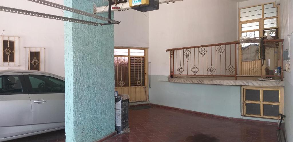 un coche aparcado junto a un edificio con balcón en Amplia y cómoda casa, para 2 a 8 personas a unos pasos de la plaza, en Ocotlán