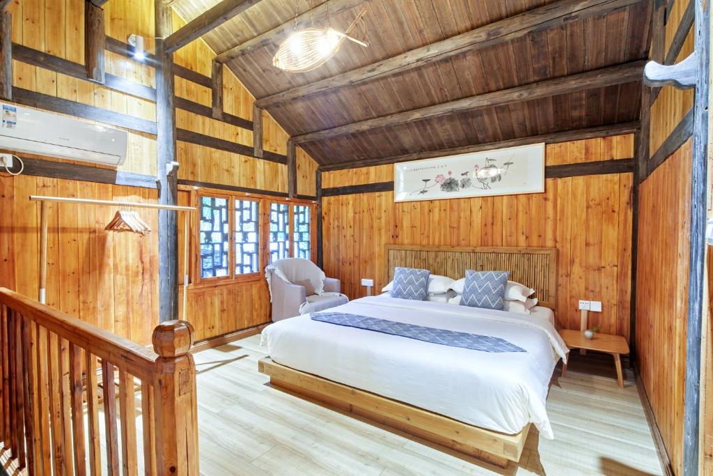 Postel nebo postele na pokoji v ubytování Yangshuo Yunshe Mountain Guesthouse