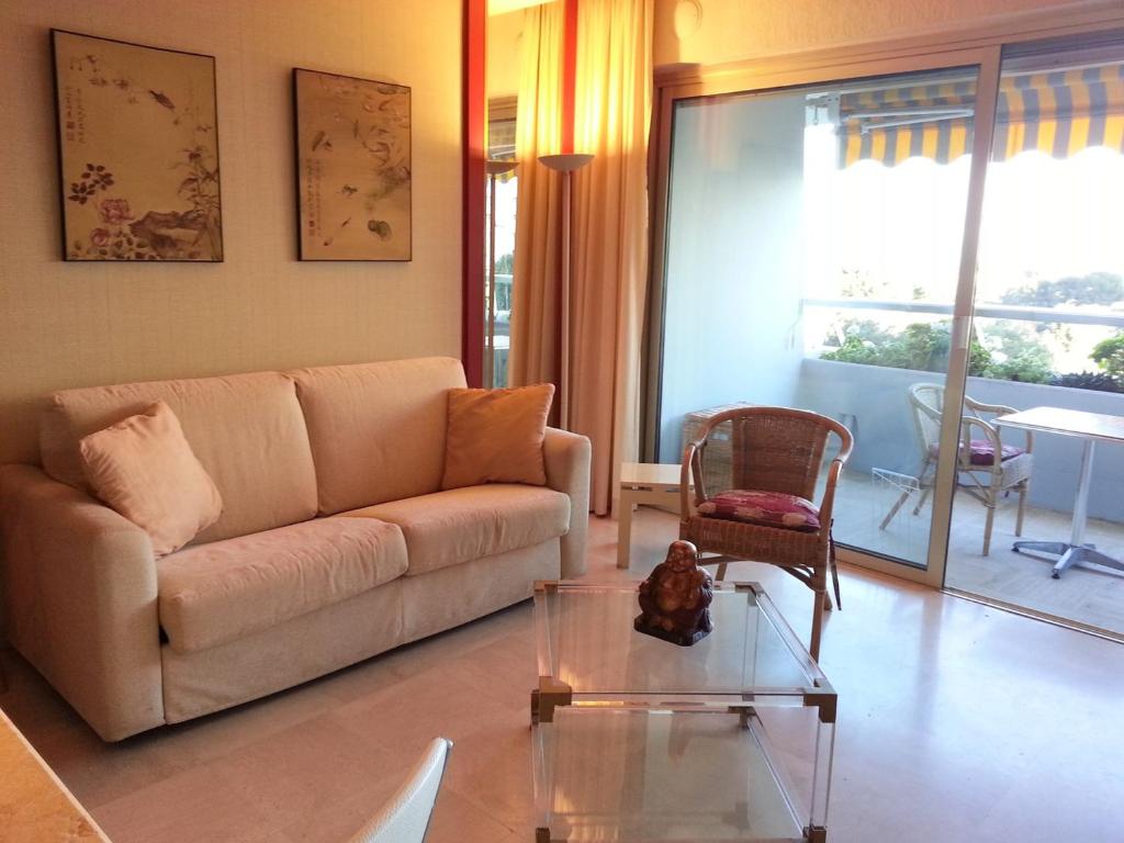 un salon avec un canapé et une table en verre dans l'établissement Studio climatisé avec garage à Villeneuve Loubet Plage - FR-1-252A-35, à Villeneuve-Loubet