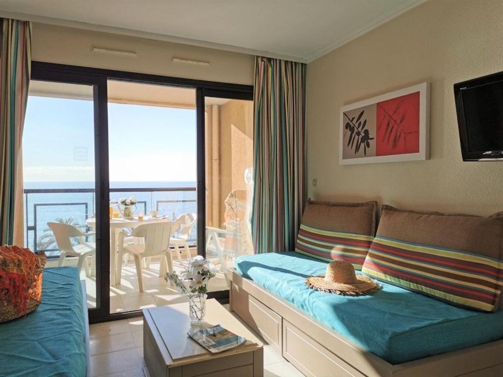 - un salon avec un lit et un balcon dans l'établissement Appartement 2 pièces avec piscines à Cannes la Bocca, proche plage - FR-1-609-9, à Cannes