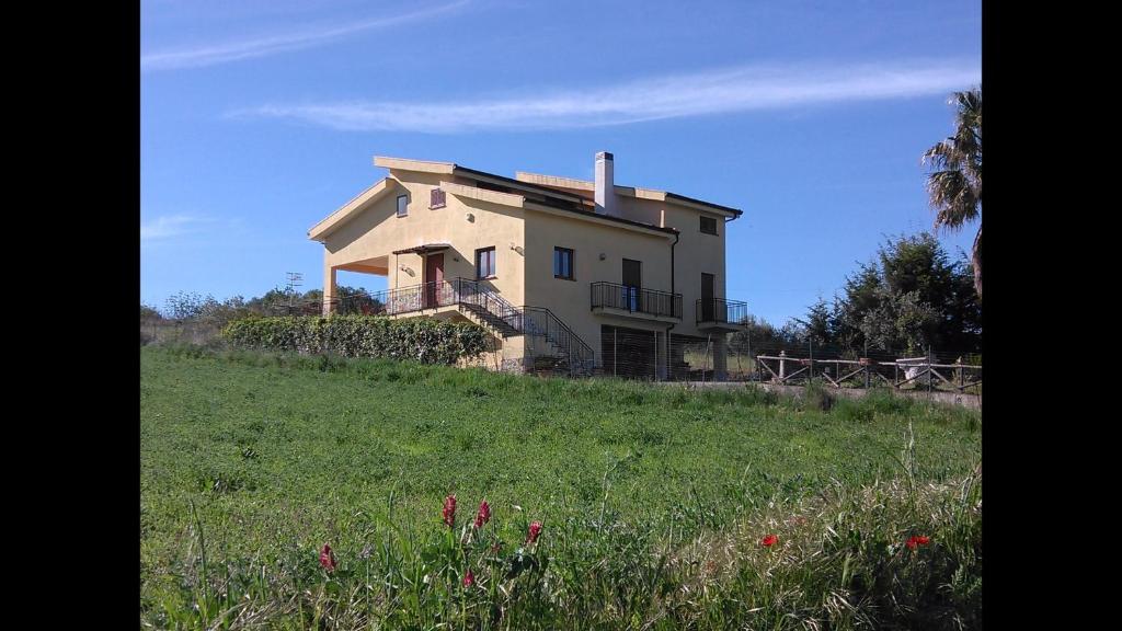a house sitting on top of a grassy hill at Villa Priolo in Ciminna