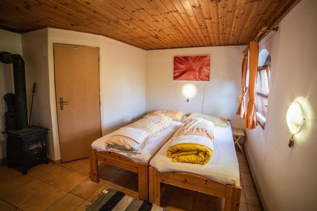 Postel nebo postele na pokoji v ubytování Vinný Sklep U Terezy a Jakuba