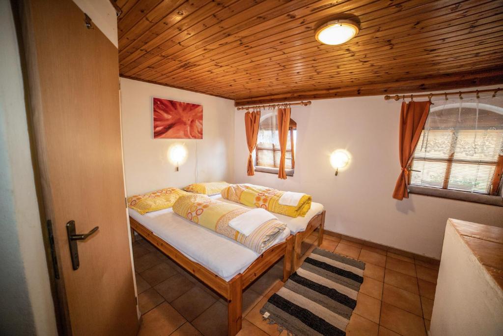 Postel nebo postele na pokoji v ubytování Vinný Sklep U Terezy a Jakuba