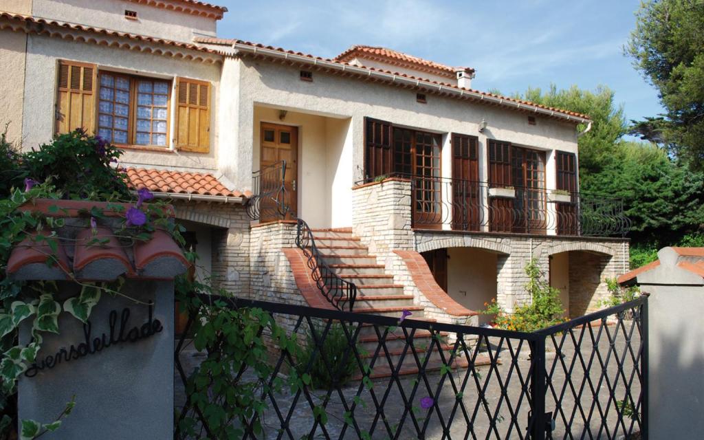 une maison avec un portail et une clôture dans l'établissement Villa a 100 m de la mer, à Six-Fours-les-Plages