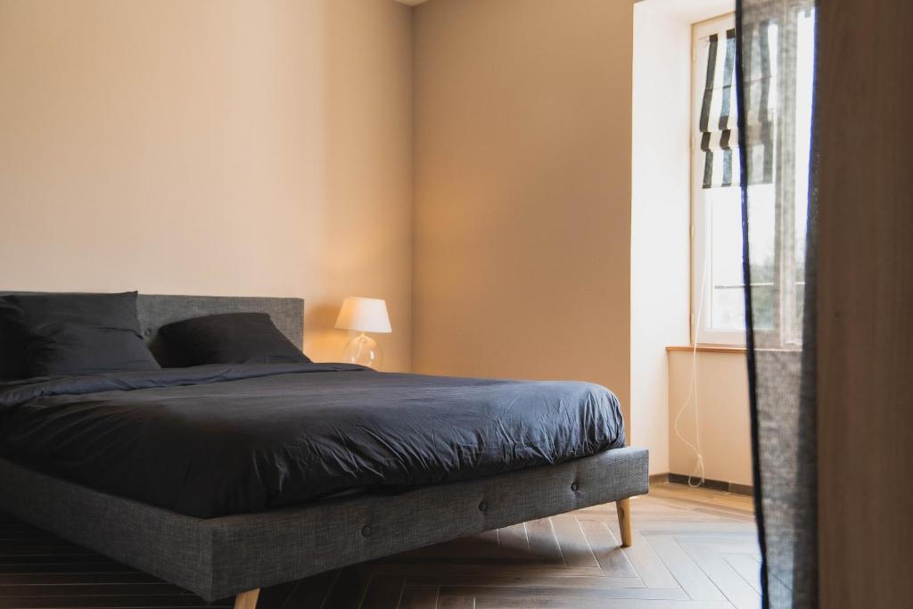 a bedroom with a bed and a window at Magnifique Appartement Climatisation Parking Gratuit in Saint-Jean-le-Centenier