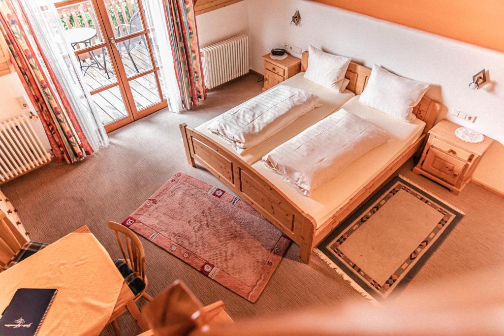 Postel nebo postele na pokoji v ubytování Gästehaus Hellmer