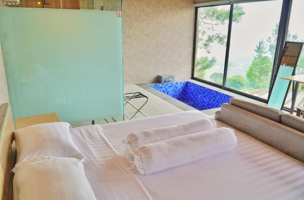 1 dormitorio con 1 cama con toallas en Azana Essence Selo Boyolali en Boyolali