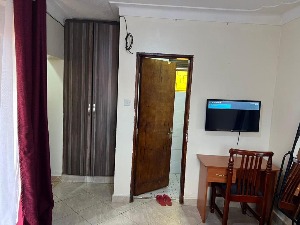 TV a/nebo společenská místnost v ubytování Pearl suites - Bukoto