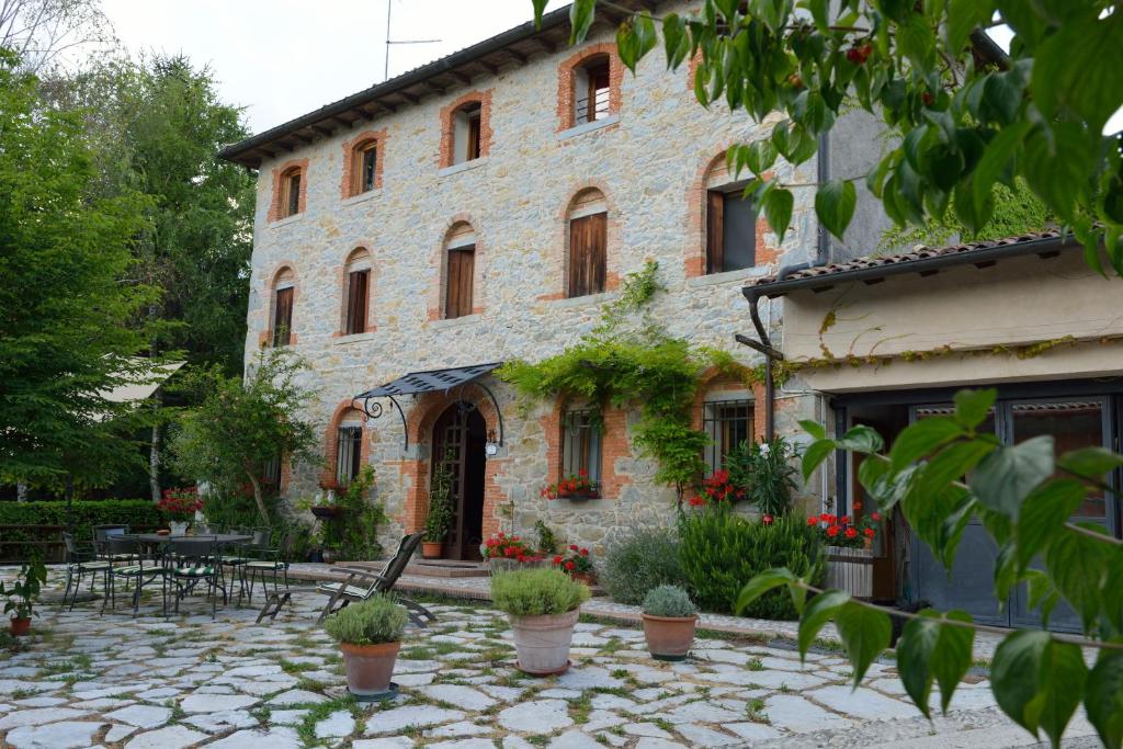 a stone building with potted plants in front of it at B&B Casa di Campagna in Miane