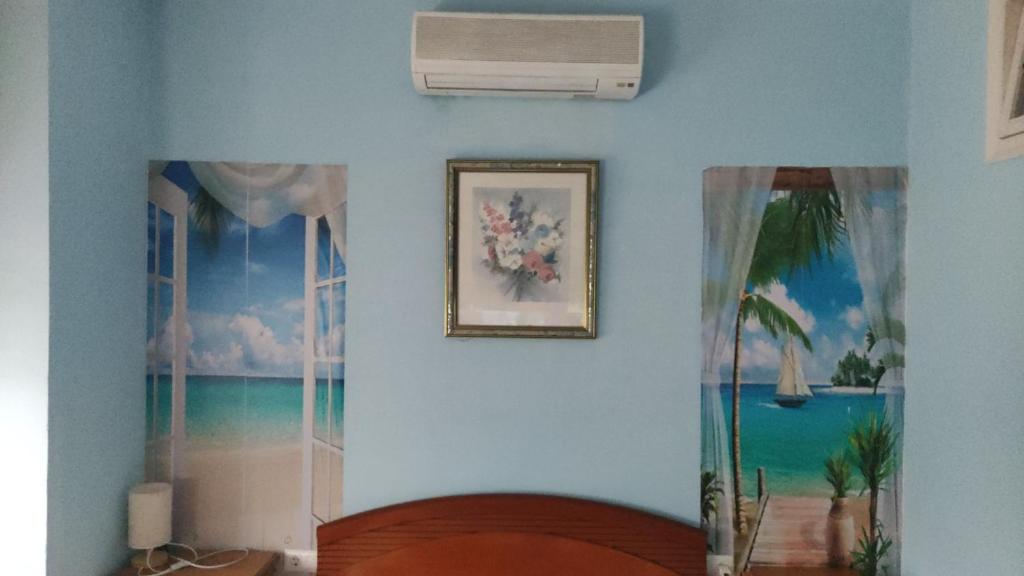 a room with two windows and a blue wall at Apartamento de 100 M2 con 3 habitaciones y 2 terrazas in El Verger