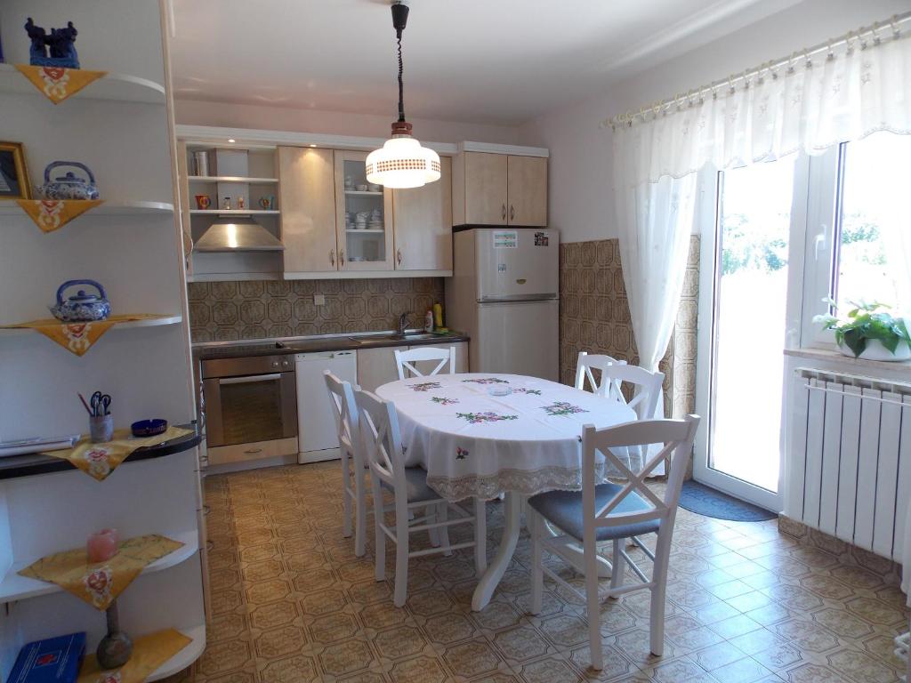 Kuchnia lub aneks kuchenny w obiekcie Apartment Sladić