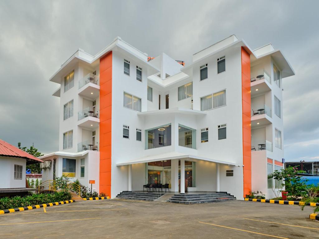 un edificio de apartamentos con fachada de color naranja y blanco en Zone Connect by The Park Port Blair, en Port Blair