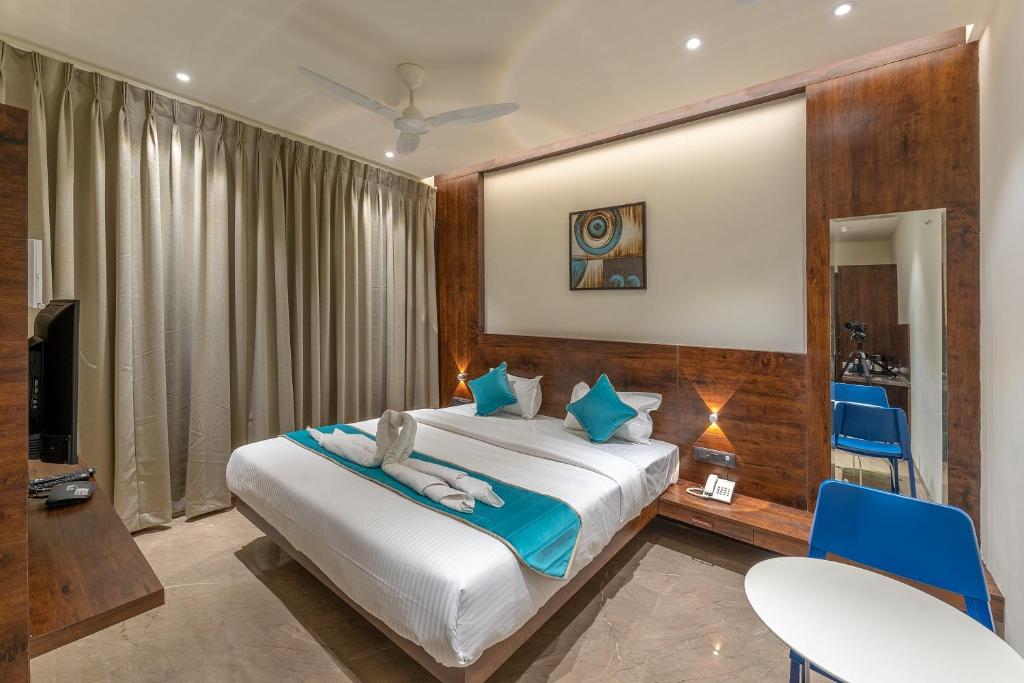 En eller flere senge i et værelse på Hotel Devgiri