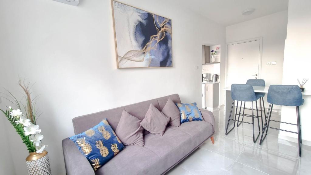 Posezení v ubytování Coastal Chic: Luxury Apt in the Heart of the City! with Smart TV!