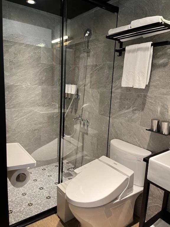 A bathroom at NK Hostel