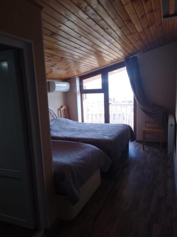 Postel nebo postele na pokoji v ubytování Ronini Telavi