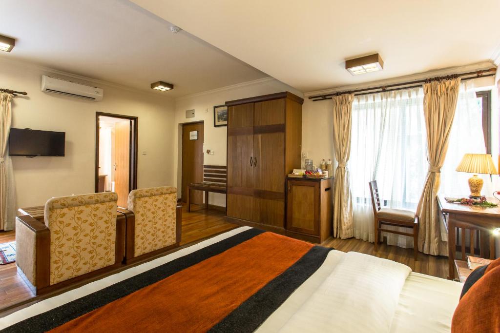 TV a/nebo společenská místnost v ubytování Atithi Resort & Spa