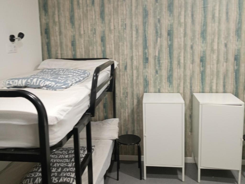 Pokój z 2 łóżkami piętrowymi i zasłoną w obiekcie Hostel Allegro w mieście Santander